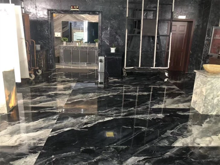 Juodos ir baltos marmurinės grindų plytelės