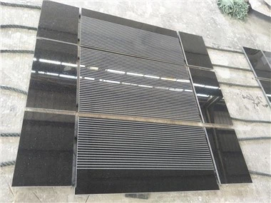 Juodos granito grindų plytelės su auksinėmis dėmėmis