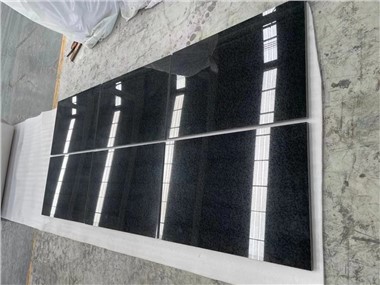 Juodo granito virtuvės grindys