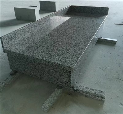 Pilkos spalvos granito vonios stalviršiai