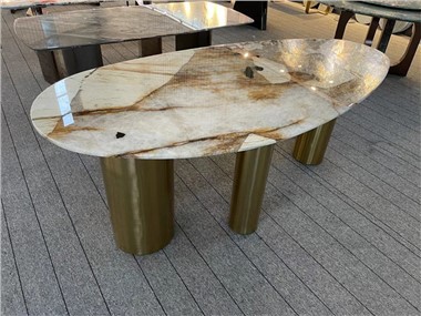 Didelis ovalus marmurinis valgomasis stalas
