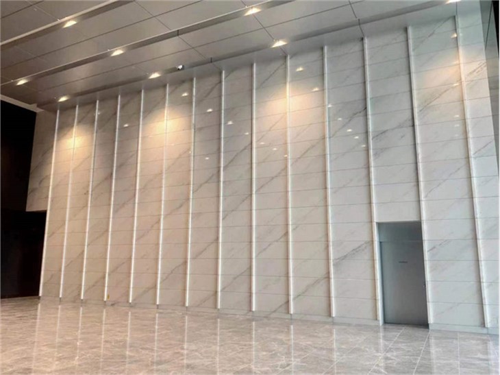 Baltos vidaus grindų plytelės