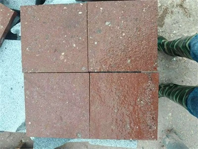 Neslidžios raudonos porfyro plytelės, skirtos viešosioms lauko erdvėms