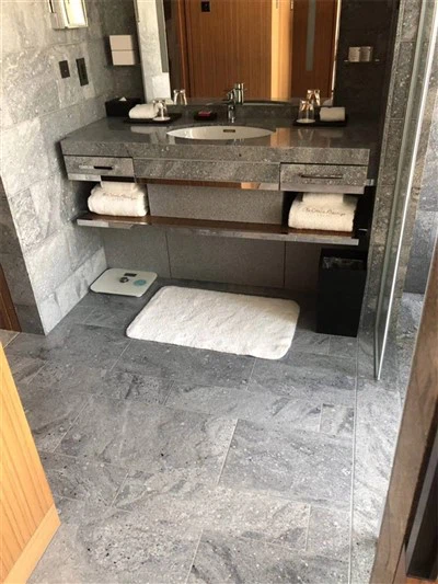 Granito vonios grindų plytelės