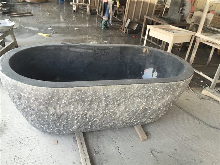 Akmeninė juoda vonia